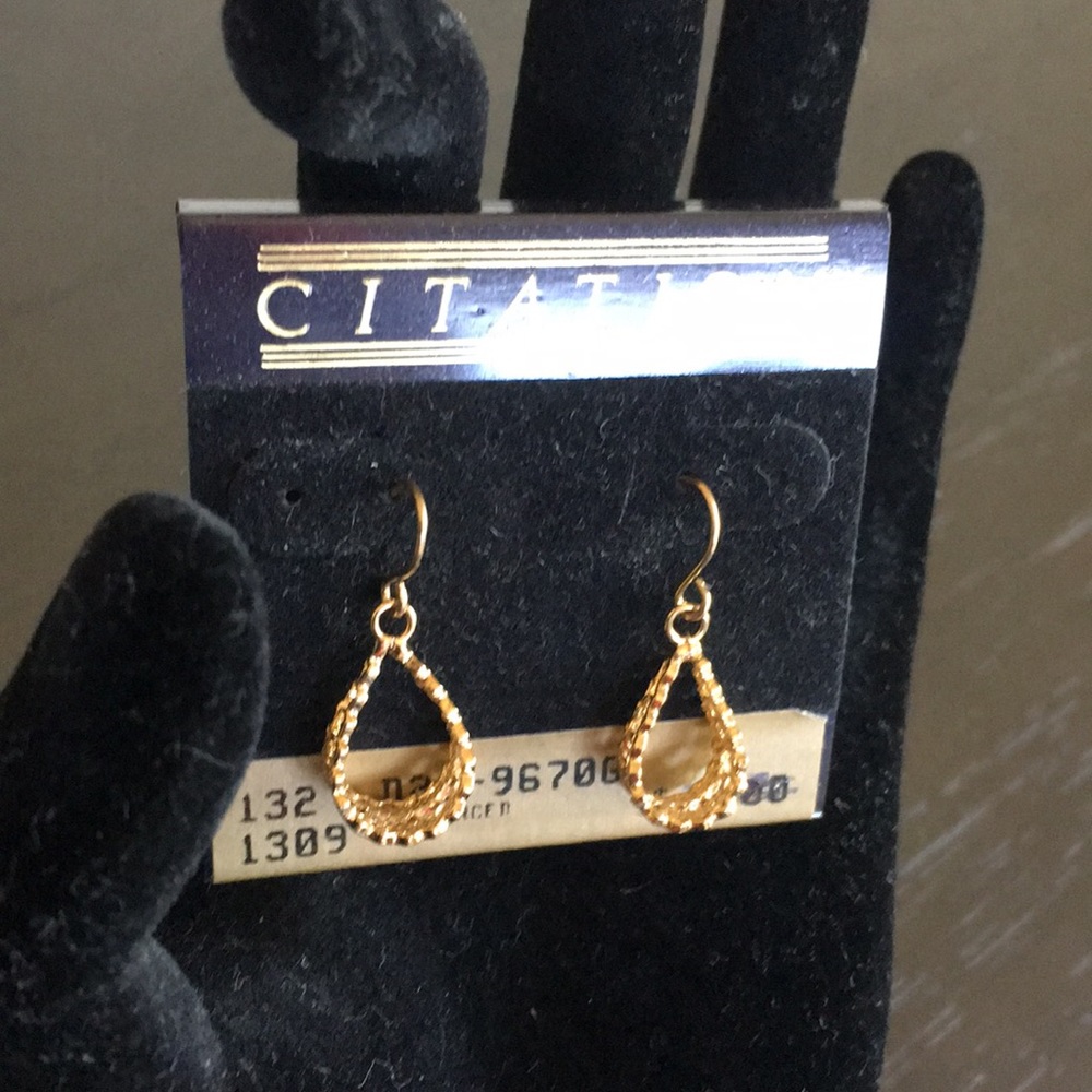 Gold Filigree Teardrop Dangle Earrings E19
